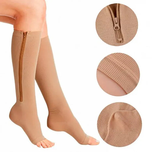 Medias de compresión VenoCare 20-30 mmHg con cremallera lateral, puntera abierta y refuerzo elástico, diseñadas para mejorar la circulación, reducir hinchazón y aliviar dolor en las piernas.